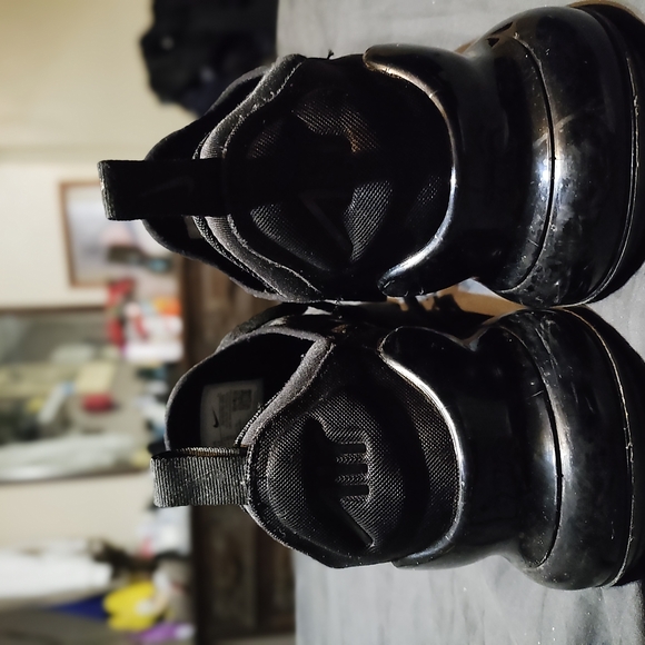 Nike Men's Black Athletic Shoes - Picture 5 of 7